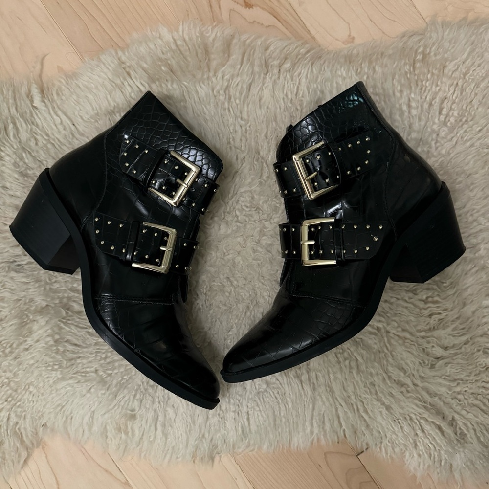 Super cute gold studded black booties 🖤🖤